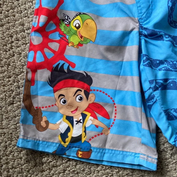New (NWOT) Disney Jake and the Pirates Rash guard and Swim Trunk Set-Size 7/8 - Picture 7 of 11